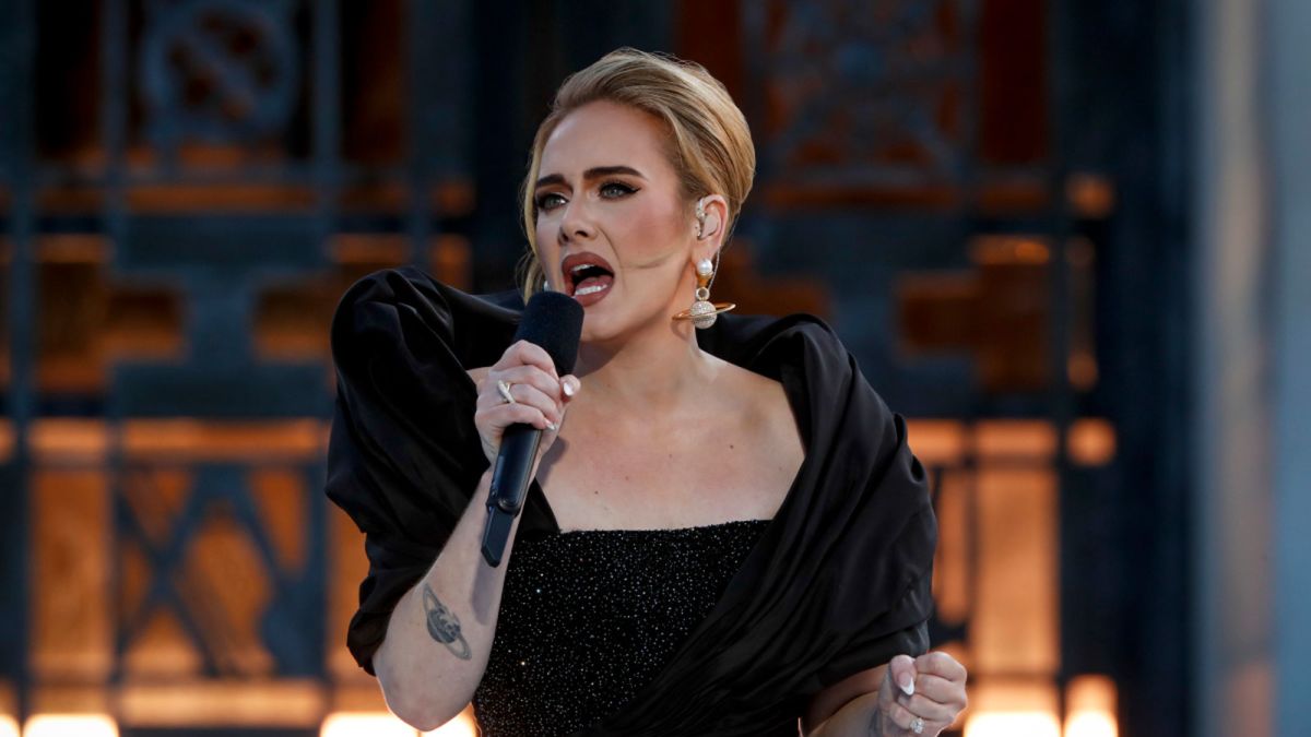 Adele Before and After Plastic Surgery and Weight Loss 8 adele concer after weight loss Adele playing in One Night Only Concert 2021