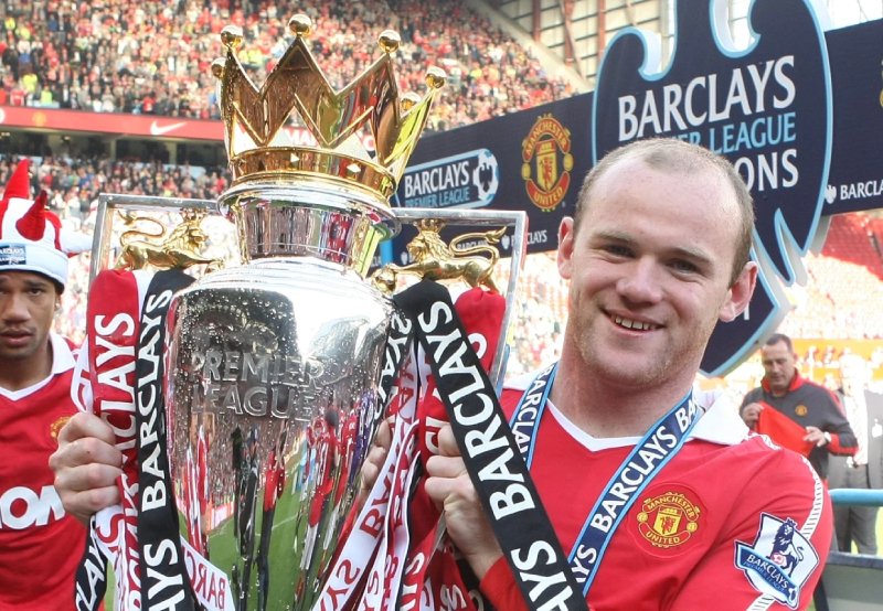 A Surgery that Changed History: Wayne Rooney Hair Transplant 11 wayne rooney bald Wayne Rooney with trophy