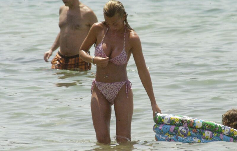 Belén Esteban antes y después de sus cirugías plásticas 6 Belen Esteban Mamoplastia e1645710048704 Belén Esteban en la playa