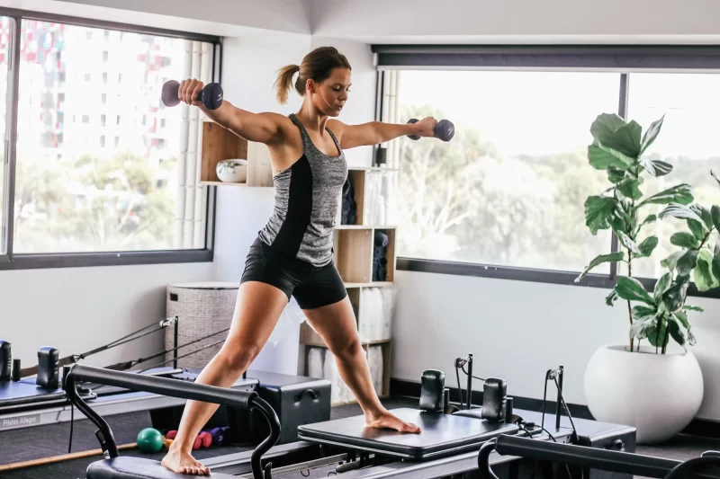 Foto de mujer haciendo ejercicio en el gimnasio