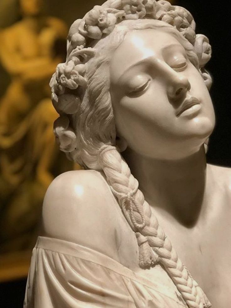 Marmorstatue einer Frau mit geschlossenen Augen und einem griechischen Nasentyp