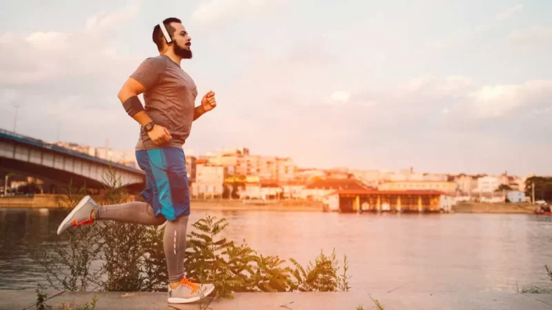 hombre haciendo jogging a lo largo de un rio para probar como bajar de peso rápido