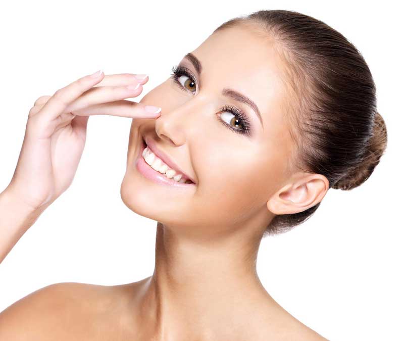 Rostro de mujer sonriente tocándose la nariz sin camiseta